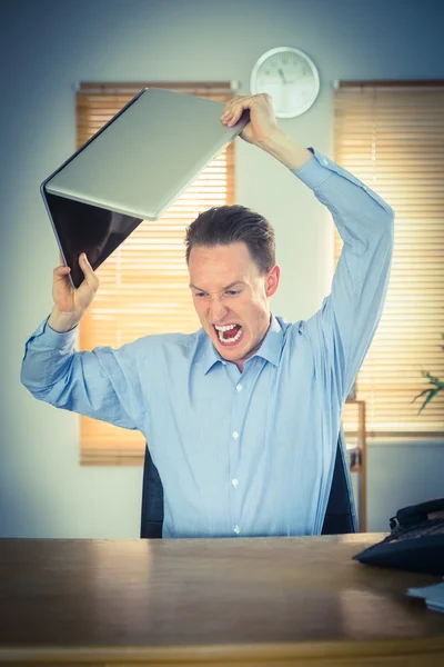 愤怒的商人，以粉碎他的笔记本电脑 — 图库照片