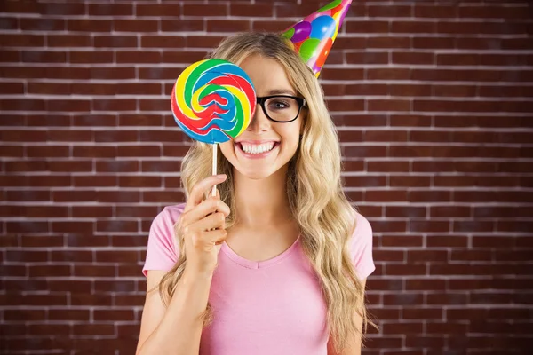 Hipster gömmer sig bakom lollipop — Stockfoto