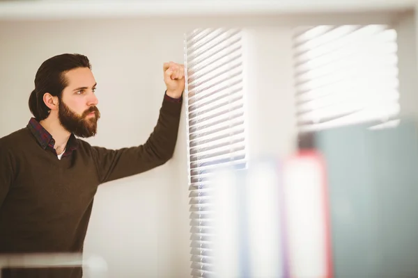 Hipster biznesmen patrząc przez okno — Zdjęcie stockowe