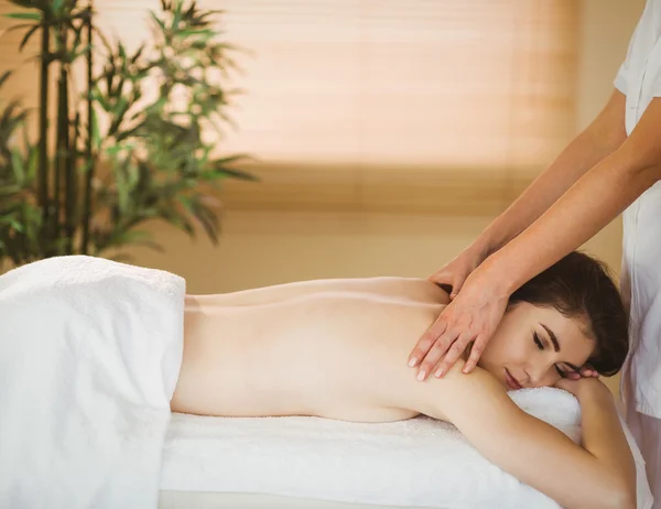 Jovem mulher recebendo uma massagem — Fotografia de Stock