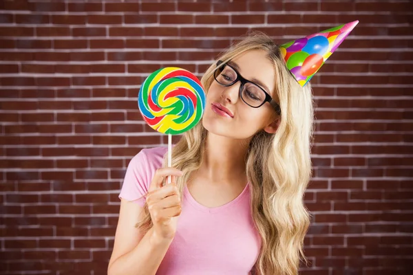 Hipster con partido sombrero celebración gigante lollipop —  Fotos de Stock