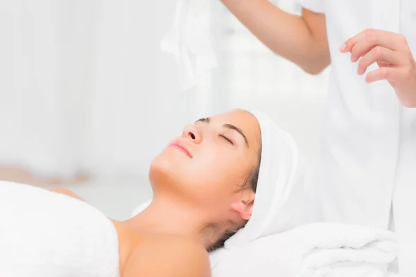 Vrouw liggend op een massagetafel — Stockfoto