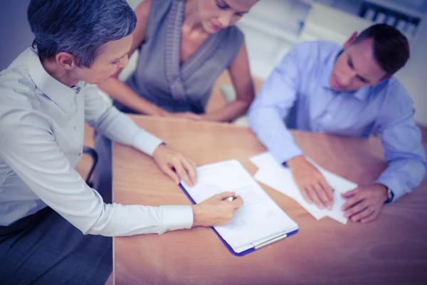 En verksamhet team brainstorming tillsammans — Stockfoto