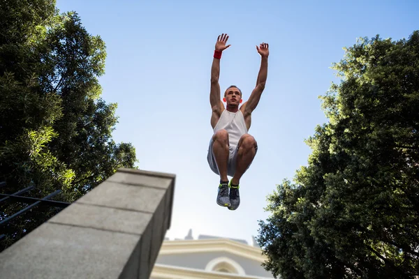 Extreme atleet springen in de lucht — Stockfoto