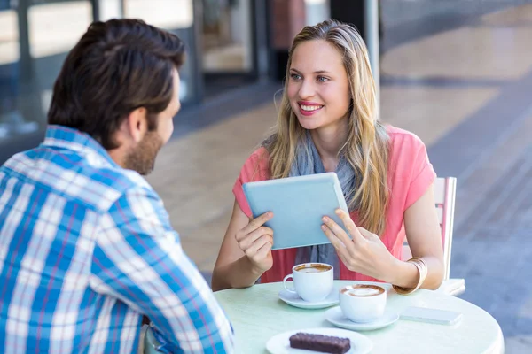 Paar kijken naar de Tablet PC — Stockfoto