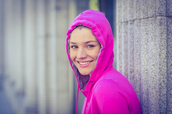 Женщина в розовой куртке — стоковое фото