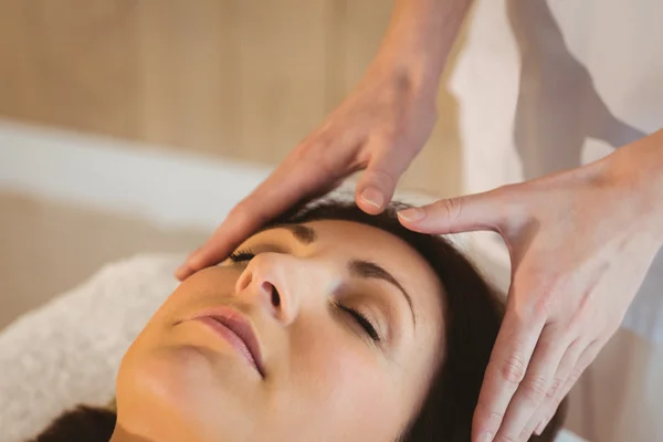 Vrouw met reiki behandeling — Stockfoto