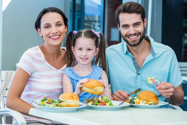 Retrato de uma família comendo no restaurante — Fotografia de Stock
