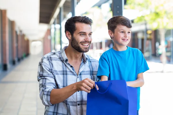 A father and his son looking away — Stock Photo, Image