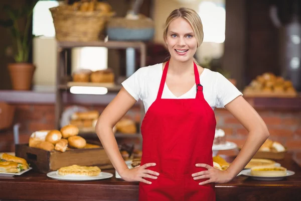 Jolie serveuse avec les mains sur les hanches — Photo