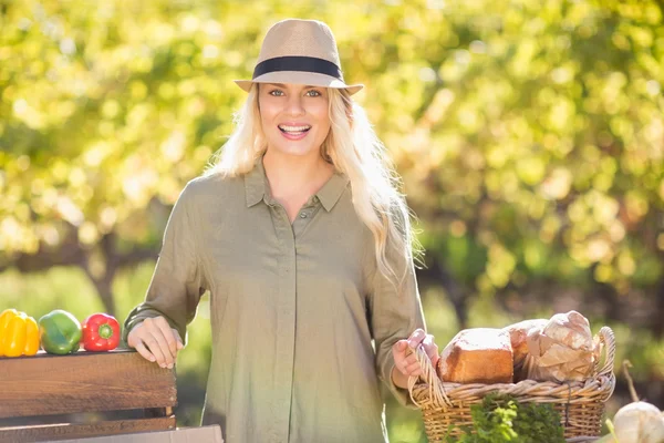 Blondýna usmívá nad tabulku biopotravin — Stock fotografie