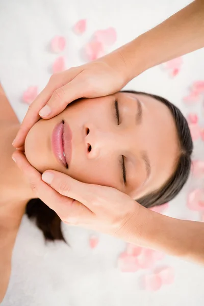 Jeune femme recevant un massage facial — Photo