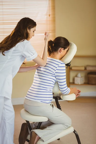 Giovane donna ottenere massaggio in sedia — Foto Stock