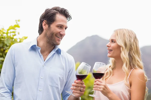 Jovem casal feliz sorrindo um para o outro — Fotografia de Stock