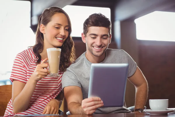 Amis souriants buvant du café et regardant la tablette — Photo