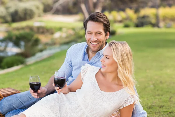 Casal bonito na data segurando copos de vinho tinto — Fotografia de Stock