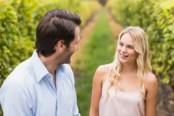 Jonge gelukkige paar glimlachen bij elkaar — Stockfoto