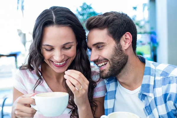 Söta par ha kaffe tillsammans — Stockfoto