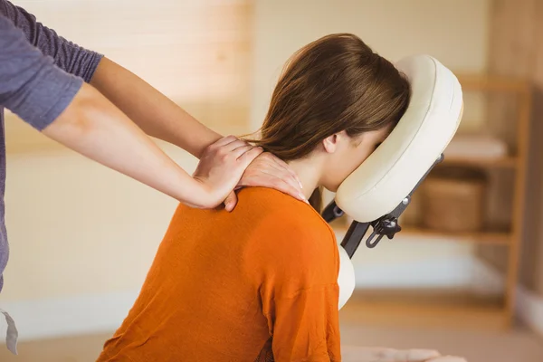 Joven mujer recibiendo masaje en silla — Foto de Stock