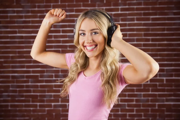 Mujer bailando con auriculares — Foto de Stock