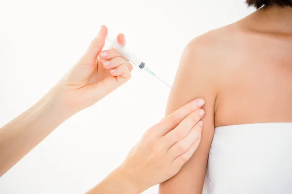 Femme recevant l'injection sur le bras — Photo