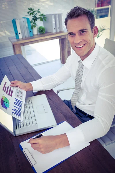 Hombre de negocios trabajando con diagramas de flujo — Foto de Stock