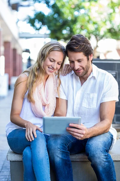 Paar sitzt und nutzt Tablet — Stockfoto