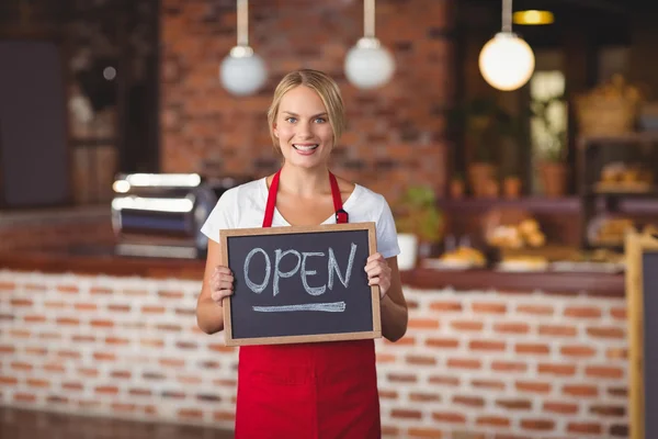 Jolie serveuse avec un panneau ouvert — Photo