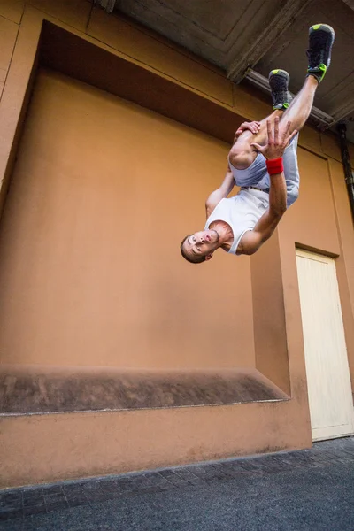 Człowiek robi parkour w mieście w słoneczny dzień — Zdjęcie stockowe