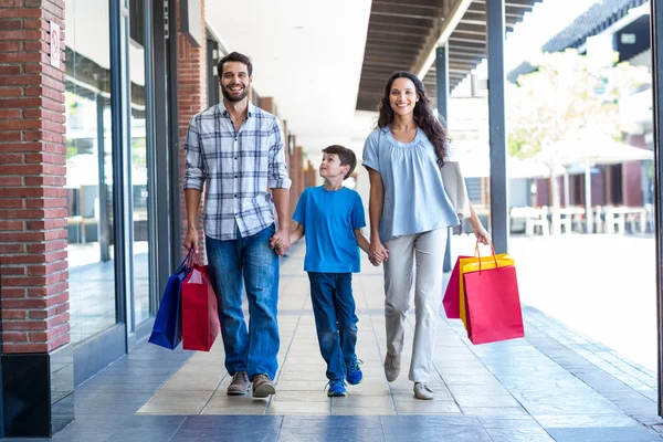 Porträtt av en familj med kassar och påsar — Stockfoto