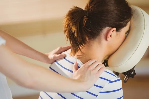 Joven mujer recibiendo masaje en silla — Foto de Stock