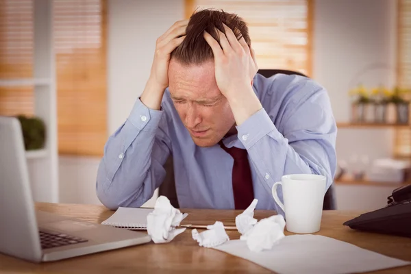 Benadrukt zakenman met hoofd in handen — Stockfoto