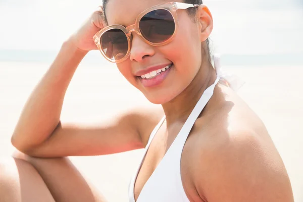 Lachende vrouw zonnebaden in een bikini — Stockfoto