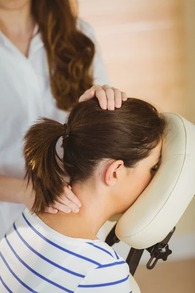 Jeune femme se faire masser dans la chaise — Photo