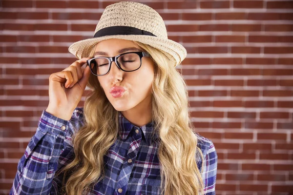 Blonde hipster sending air kiss — Stock Photo, Image