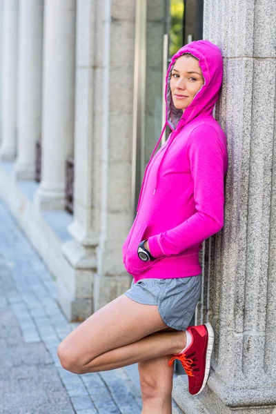 Kvinna med rosa jacka — Stockfoto