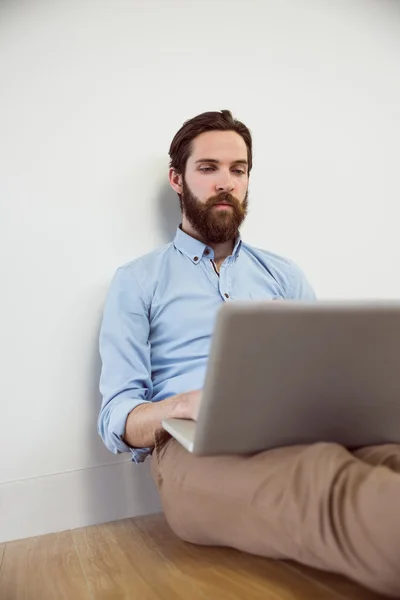 Vacker hipster med sin laptop — Stockfoto