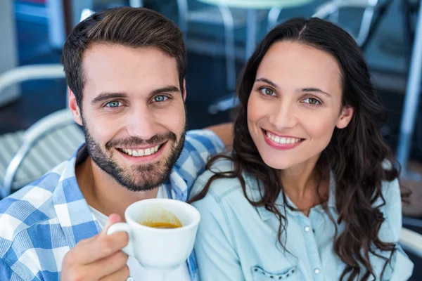 Söta par ha kaffe tillsammans — Stockfoto