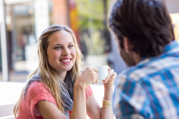 Coppia che prende un caffè insieme — Foto Stock