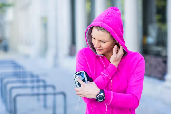 Kobieta na sobie kurtkę za pomocą telefonu — Zdjęcie stockowe