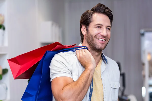 Sorrindo homem com sacos de compras — Fotografia de Stock