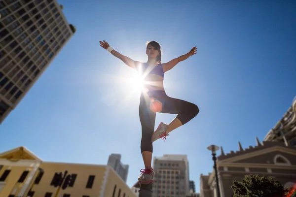 기둥에 균형 운동 여자 — 스톡 사진