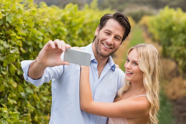 Jovem casal feliz tirando uma selfie — Fotografia de Stock