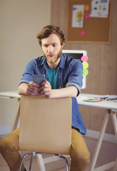 Uomo d'affari hipster che invia un messaggio — Foto Stock