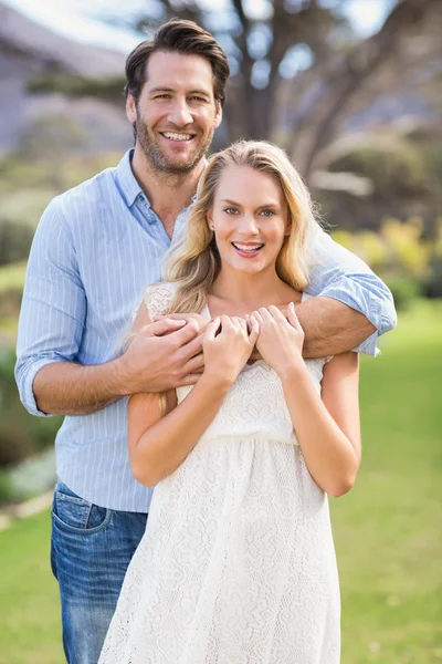 Bonito casal na data olhando para a câmera — Fotografia de Stock