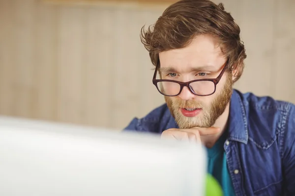 Hipster focado trabalhando em sua mesa — Fotografia de Stock