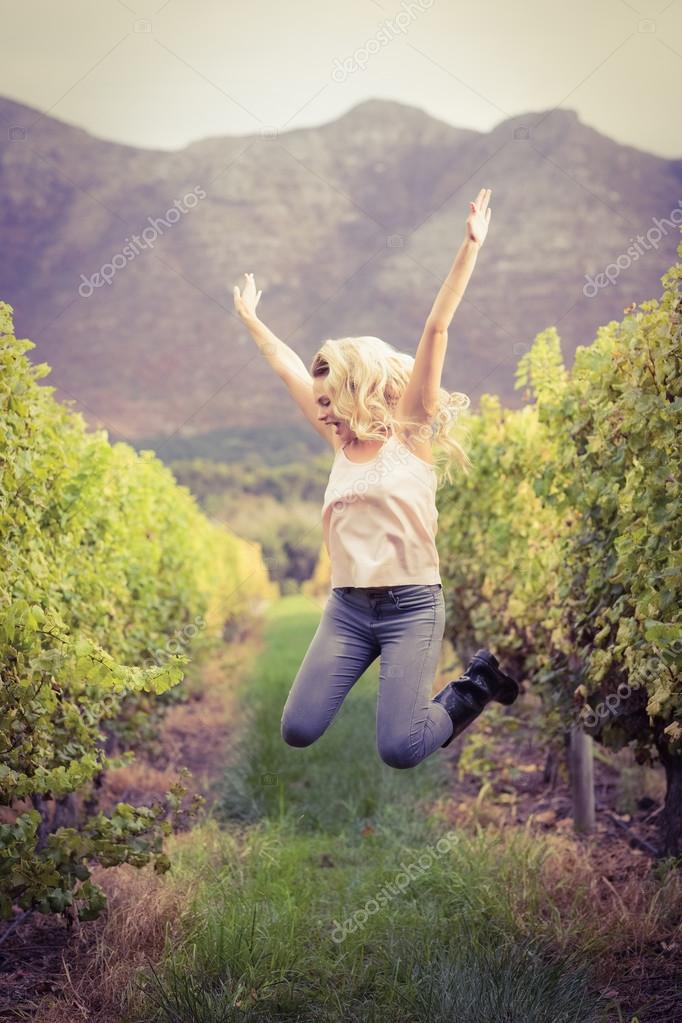 Блондинка в прыжке. Блондинка прыгает. Девушка прыгает. Девушка прыгает в море. Блондинка прыгает.