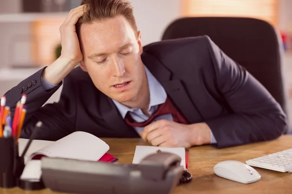 Hombre de negocios agotado durmiendo en su escritorio — Foto de Stock