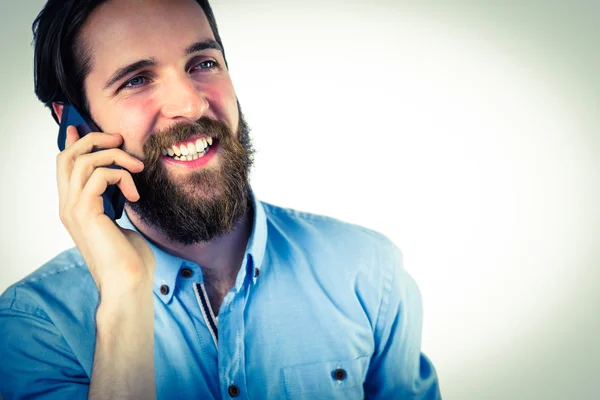 Schöner Hipster, der einen Anruf macht — Stockfoto