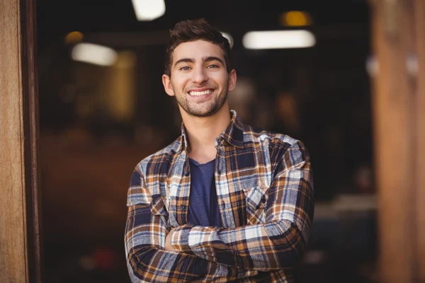 Serveur occasionnel souriant avec bras croisés — Photo